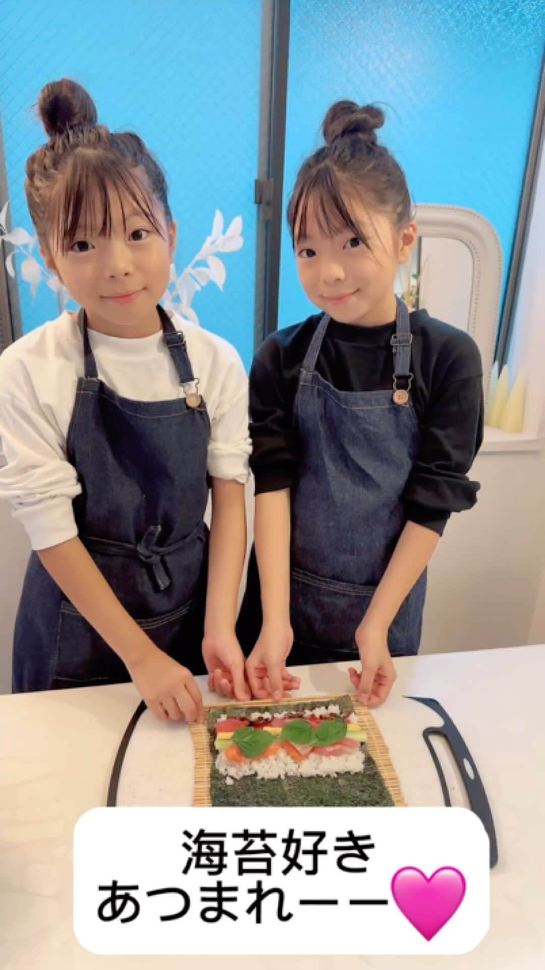 Yukiのインスタグラム：「海苔大好きな双子さん😊💓  海苔巻きを一緒に作ったよー😋✨  むずかしい〜と言いながらも2人で奮闘して作れた🤗💓 　 10/7.8 にまうまう四ツ谷にて @letsisobeyaki 海苔祭りが開催されるよー🤗✨  磯部焼き1000個を無料でもらえて  フォーリンデブはっしーさん @fallindebu や　だいすきなりんか&あんなちゃん @matsuko0621 さんが磯部焼きを配ってくれます（7日のみ）🤗💓  親子でデコ磯部巻き体験の教室も受付中✨ ↑これ、やってみたいなぁー🤗✨  海苔が当たる海苔ガチャや磯部巻きレシピプレゼント🎁も😉  ご都合の合う方はぜひ遊びに行ってみてねー🎵  #海苔まつり  #四ツ谷海苔祭り  #海苔巻き #pr #双子　 #お手伝い」