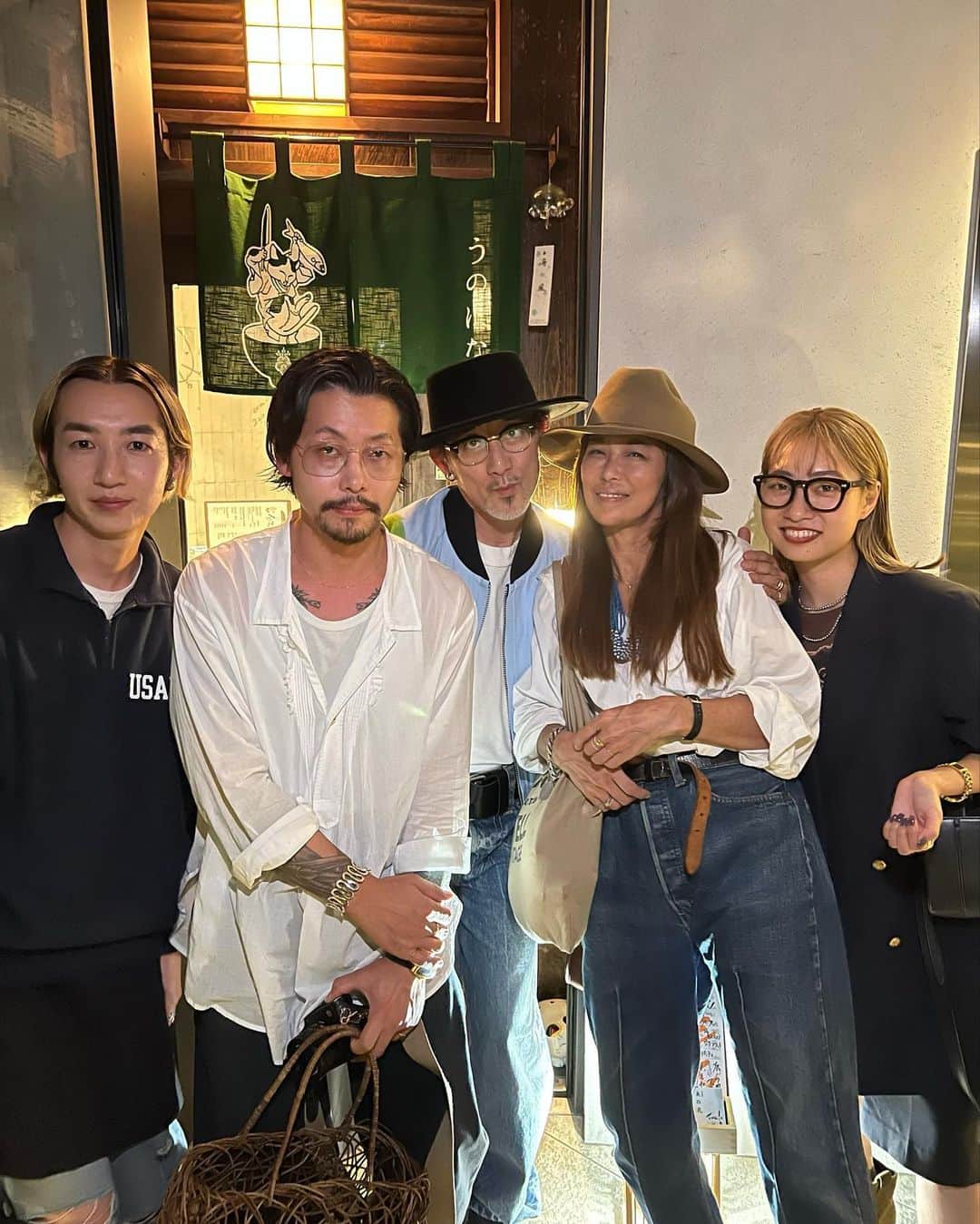 Megのインスタグラム：「「いつも一緒にいない？」って良く言われます  でも金ちゃんは仲良くなってちょうど1年が経ったくらい 竹井くんもそれくらい タカママくんはこれで2回目 さきちゃんはゴハン食べたのははじめて  SNSの何がすごいかってこうやって色々と繋がっていくこと そしてこの小さいiPhoneの画面上からその人の内面が滲み出てるとこ 10回会うよりインスタ見た方が深く知れるような......つまりは話が早い  昔の時代ではこんなの考えられないな  2枚目:バックのポスターに馴染みすぎて自らが御守りのようになっている金ちゃん  家に帰ったら洗濯物を取り込んでくれてる旦那よ、ありがとう」