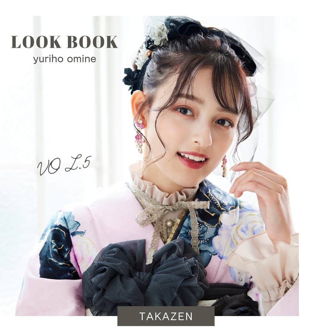 TAKAZENのインスタグラム：「【 2023 NEW LOOK vo.5 】  大峰ユリホちゃんご着用の TAKAZENオリジナルのキラキラ ヘップバーンのお振袖です💞✨  レースインナーをつけて 髪飾りもリボンでイマドキ おしゃれコーディネート🎀🤍  @lespros_yuriho   ご来店のご予約DMからでも🆗です！  ・－・－・－・－・－・－・－・－・－・ TAKAZEN梅田本店  #takazen#タカゼン #furisodedoll #フリソデドール #成人式#卒業式 #振袖#袴 #前撮り#成人式前撮り #袴前撮り #ヘアアレンジ#ヘアメイク #ヘアセット #振袖レンタル断トツNO1 #成人式振袖断トツNO1 #振袖レンタル大阪 #大阪振袖レンタル #振袖レンタル #成人式ヘア #振袖ヘア #振袖ヘアアレンジ #振袖髪型 #振袖コーデ #ハタチ #卒業式ヘア  #大阪梅田振袖 #梅田振袖 #大峰ユリホ」