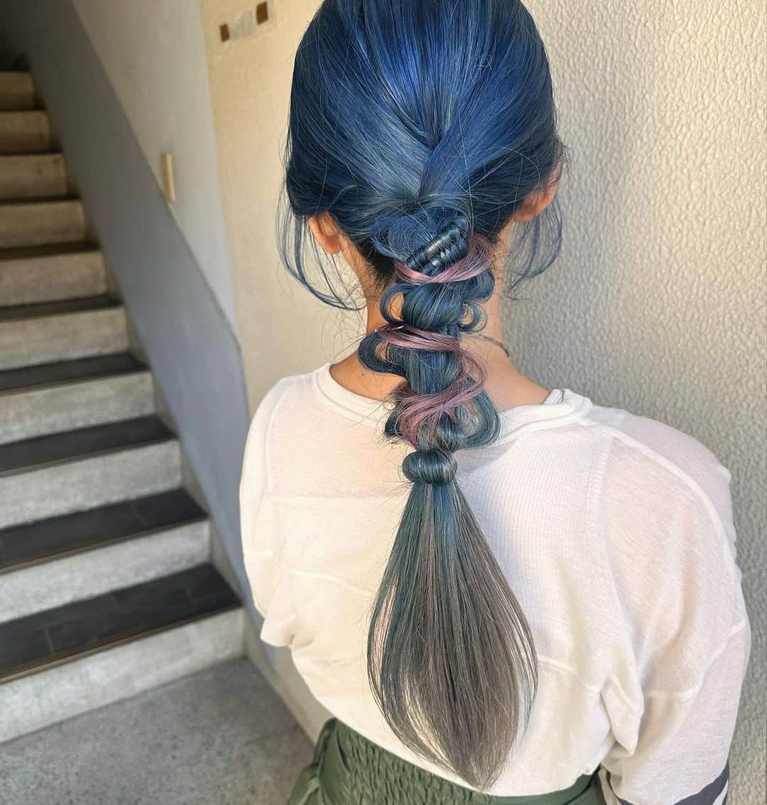カワノ ヨウヘイのインスタグラム：「✴︎ blue × grey × pink extension✨ ✴︎ デザインカラーにエクステは最高です✨ ✴︎ @l_hair_extention  @driveblue_stores_  ✴︎ ✴︎  ✴︎ ✴︎  GATE.（月火金土） 大阪市北区堂山町1-5 B1 ✴︎ TRUNK（水木日） 大阪市西淀川区野里3-2-19 1F ✴︎ 大人カワイイカラーとヘアアレンジで最高に可愛くさせていただきます✨ ✴︎ ダメージレスなブリーチに透明感あるカラーが得意でお仕事の都合で明るくできない方にも最適なカラーをオススメします✨ ✴︎ 質問や気になることはお気軽にDMしてください。  #大阪美容室#大阪美容師#梅田ヘアアレンジ#御幣島ヘアアレンジ#インナーカラー#デートアレンジ#カジュアルヘアアレンジ#ヘアアレンジ#梅田美容室」