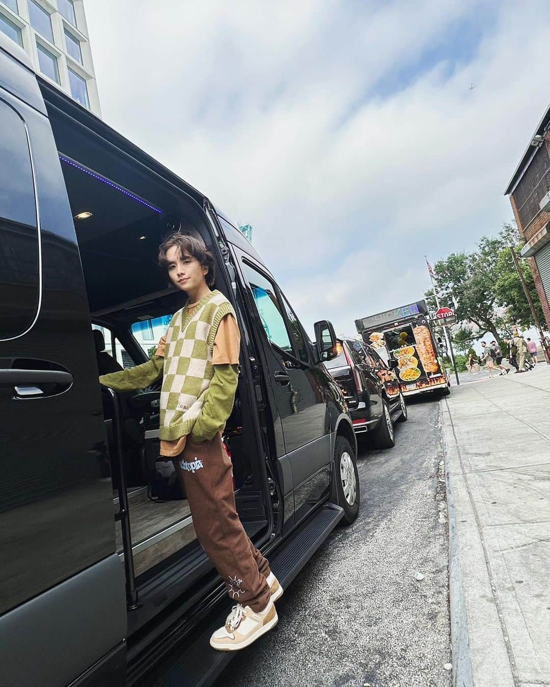 のインスタグラム：「NYLON 11月号本日発売です  板垣が表紙のものは10月10日発売ですが中面はこちらでもご覧いただけます🦖  暑い熱い撮影でした☀️ 個人的には4〜6枚目のTシャツデニムルックがすこティッシュフォールドでした」