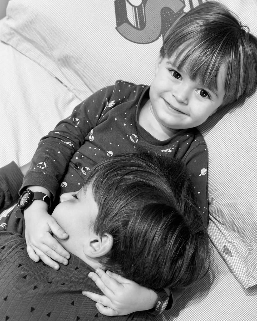 のインスタグラム：「Feliz 3º cumpleaños al jefe de todos 😂. Eres nuestra absoluta alegría junto a tu hermano. 🎂 Happy Birthday Lucas! 🎂」