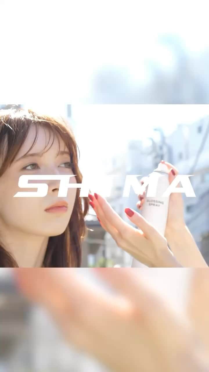 SHIMA原宿店のインスタグラム：「SHIMA ORIGINAL -NEW PRODUCTS-  《GLOSSING SPRAY 》 ふんわりとツヤのベールをまとう【スプレータイプ】のヘアトリートメント。 うるおい成分[CMC]で髪の内部からしっかりと補修。 手を汚さず一振りで、ダメージした髪もツヤツヤに✨ デイリーな「艶髪」の秘密は1本のスプレーから♡  ¥2,750- (including tax)  内容量：170g  2023.9.29(FRI) Coming soon…♡」
