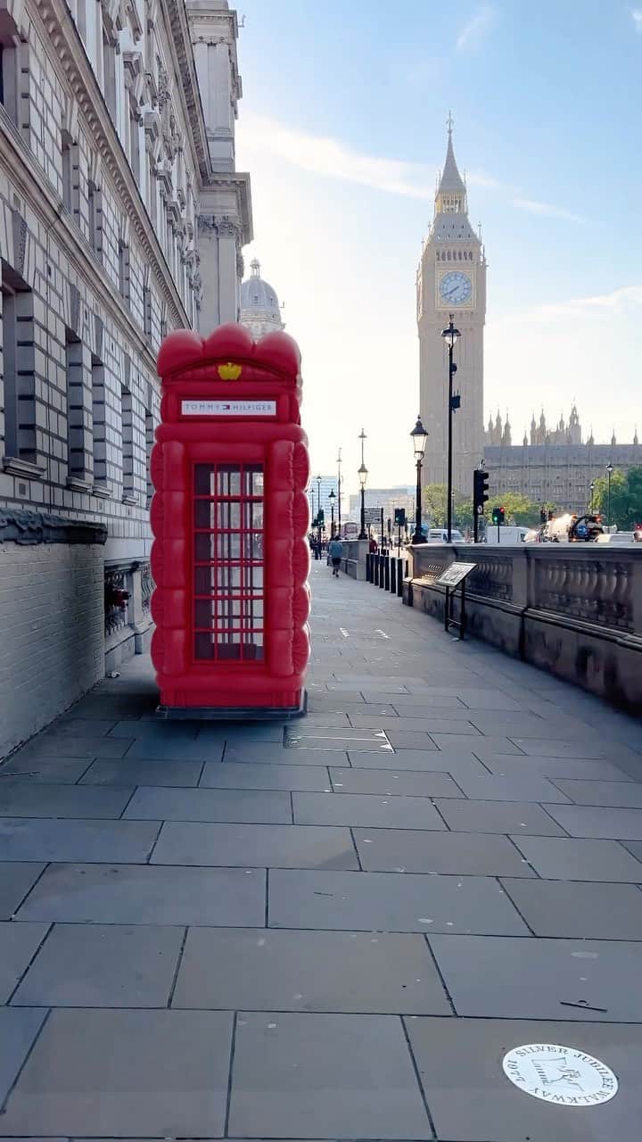 のインスタグラム：「Something looks different here in London town 👀…」