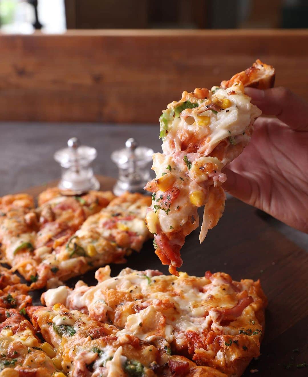 のインスタグラム：「【ピザーラが食べたくなったらコメント欄に🍕を書いてね！】  こんばんは！ 皆さん、最近ピザ活してますか？？🍕✨  ピザーラは大人数で頼むのにも、1人でこっそり楽しむのにもピッタリです😋  ぜひピザーラのピザで贅沢な時間をお過ごしください🥰  -———— ピザーラ公式アカウントでは、PIZZA-LAのお得な最新情報をお届けしています🍕  皆さまもぜひピザーラを食べた際には #ピザーラ#ピザーラお届け のハッシュタグをつけて感想を教えてくださいね✨ お写真をご紹介しちゃうかも？😆 投稿、お待ちしています♪  #pizza_la #ピザ #ピザパーティー #ピザパ #ピザ屋 #ピザ好き #ピザ好きな人と繋がりたい」