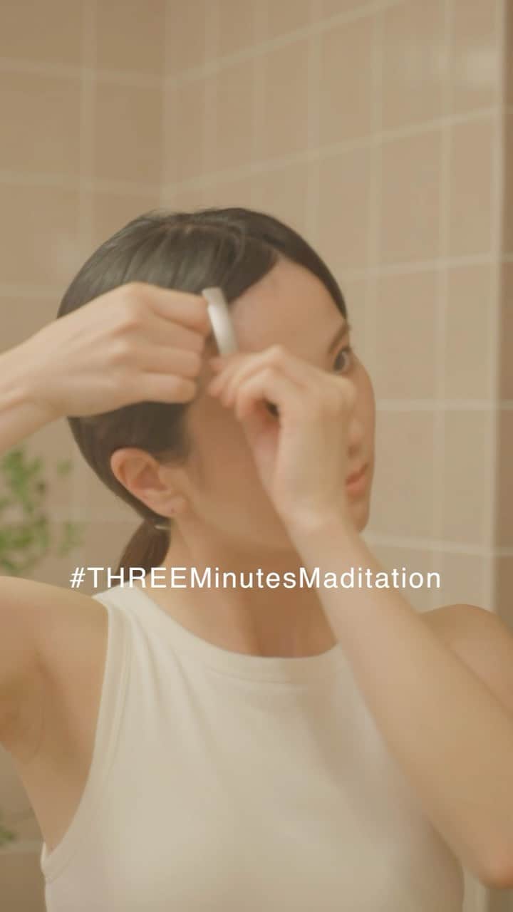 THREEのインスタグラム：「一日の終わりに。自分をいたわり、整える。深呼吸から始める、3分間のリチュアル。 #THREEMinutesMeditation  毎日のメイクオフの “3分間” を、肌だけでなく、心まで浄化されるようなひと時に。  まずは、クレンジングを適量プッシュ。 手のひらから香り立つ、心地よい精油の芳香を楽しむように深呼吸。 顔の中心から、肌を優しくなでるように、メイクを馴染ませて。 最後は丁寧に洗い流したら、一日の疲れまでオフしたような、リフレッシュ感に包まれます。  肌と心を整える、至福のクレンジングタイムをお試しください。  #THREEクレンジング #バランシングクレンジングオイル #精油」