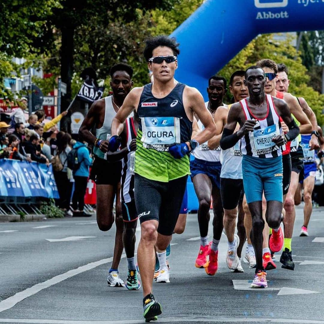 小椋裕介さんのインスタグラム写真 - (小椋裕介Instagram)「2023.09.24 Berlin Marathon  2ﾟ17'39 51st  今回のBerlinへの挑戦に際して、会社やサポートしていただいた方々の協力があってのレースでした。本当にありがとうございました。  結果は不本意なもので、BerlinMarathonというもの自体に期待していた自分がいるという弱さを受け止めなければいけません。  ただ、レースを終えて結果を受け止めた上で感じた感想は、「楽しかった」という言葉に尽きます。  今回の旅で出会った人や、レース中の応援、それら全てが私の人生においてかけがえのない1ページとなりました。  Runnerとしてこの経験をさせて頂いたことに、心から感謝しています。  この先決して長くは無いアスリートとしてのキャリアに、必ず結びつく経験だったと信じています。   #Berlin  #berlinmarathon  #berlinmarathon2023  #yakult   #Oakley」9月28日 20時21分 - yusuke_ogura1993