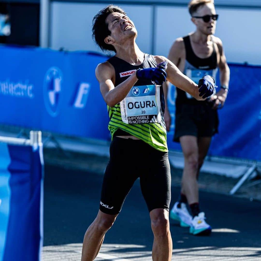 小椋裕介さんのインスタグラム写真 - (小椋裕介Instagram)「2023.09.24 Berlin Marathon  2ﾟ17'39 51st  今回のBerlinへの挑戦に際して、会社やサポートしていただいた方々の協力があってのレースでした。本当にありがとうございました。  結果は不本意なもので、BerlinMarathonというもの自体に期待していた自分がいるという弱さを受け止めなければいけません。  ただ、レースを終えて結果を受け止めた上で感じた感想は、「楽しかった」という言葉に尽きます。  今回の旅で出会った人や、レース中の応援、それら全てが私の人生においてかけがえのない1ページとなりました。  Runnerとしてこの経験をさせて頂いたことに、心から感謝しています。  この先決して長くは無いアスリートとしてのキャリアに、必ず結びつく経験だったと信じています。   #Berlin  #berlinmarathon  #berlinmarathon2023  #yakult   #Oakley」9月28日 20時21分 - yusuke_ogura1993