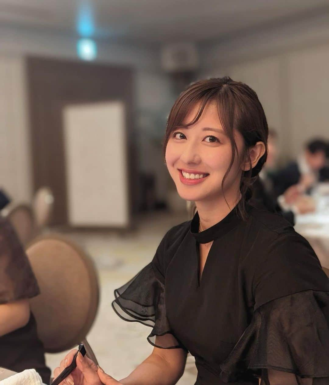 斎藤ちはるさんのインスタグラム写真 - (斎藤ちはるInstagram)「先日友人の結婚式、披露宴に参列してきました💐 . 新婦さんのお父さんが涙ぐみながら微笑んでいる姿を見て、横にいた友人と2人で泣きました🥲笑 . . #お父さん に #お会いしたこと #なかった のに… #誰…って感じですよね… #前も #新婦 側で参列したのに #新郎 が入場しただけで #泣いた #涙もろくて困る  #しっかりと #幸せのお裾分け してもらいました . . #斎藤ちはる#テレ朝#テレビ朝日#アナウンサー#テレビ朝日アナウンサー#結婚式#参列#披露宴#大学#友人#明治大学#同級生」9月28日 20時17分 - chiharu_saito_ex