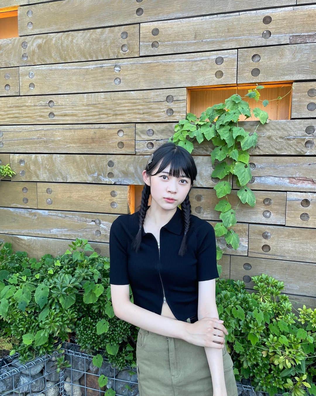 吉本麗南さんのインスタグラム写真 - (吉本麗南Instagram)「韓国カジュアルｺｰﾃﾞ🌿  半袖であげそこねてた、🥲  トップスは上と下のジップを開けるのがﾎﾟｲﾝﾄ！  髪はフィッシュボーンにしてシルバーアクセをポイントにしてみたよ＾＾  #吉本麗南#ﾚｲﾅﾉootd#韓国カジュアル #ニコラ#nicola#ニコラ10月号発売中#ニコモ」9月28日 20時19分 - reina_yoshimoto_official