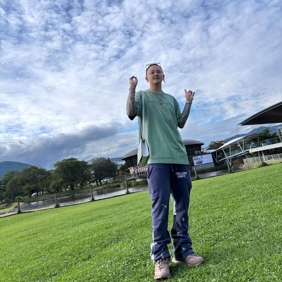 コンボイのインスタグラム：「軽井沢、空気めちゃ澄んでるし、空が広くて気持ちよかった🤙  てな感じで、ワン先生のTシャツ、柄の入り具合と、色味、ロゴのぽこぽこ具合が、絶妙過ぎてお気に入り🤙  かーらーのーな感じで、明日からDog、Tシャツ全品30%OFFよー🤙  Tシャツは年中使えるからね🤙  明日もよろしくっす🤙  とっぷす　#alexanderwang   ぱんつ　#gallerydept   くつ　#balenciaga   あくせ　#chromehearts   さんぐらす　#gucci   ばっぐ　#balenciaga」