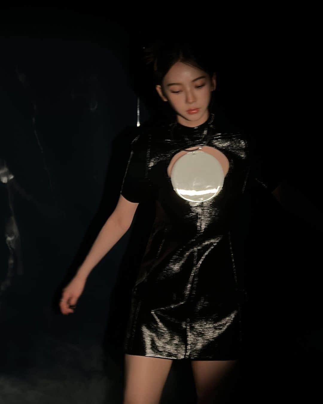 KARINAさんのインスタグラム写真 - (KARINAInstagram)「Behind 🐈‍⬛」9月28日 20時19分 - katarinabluu