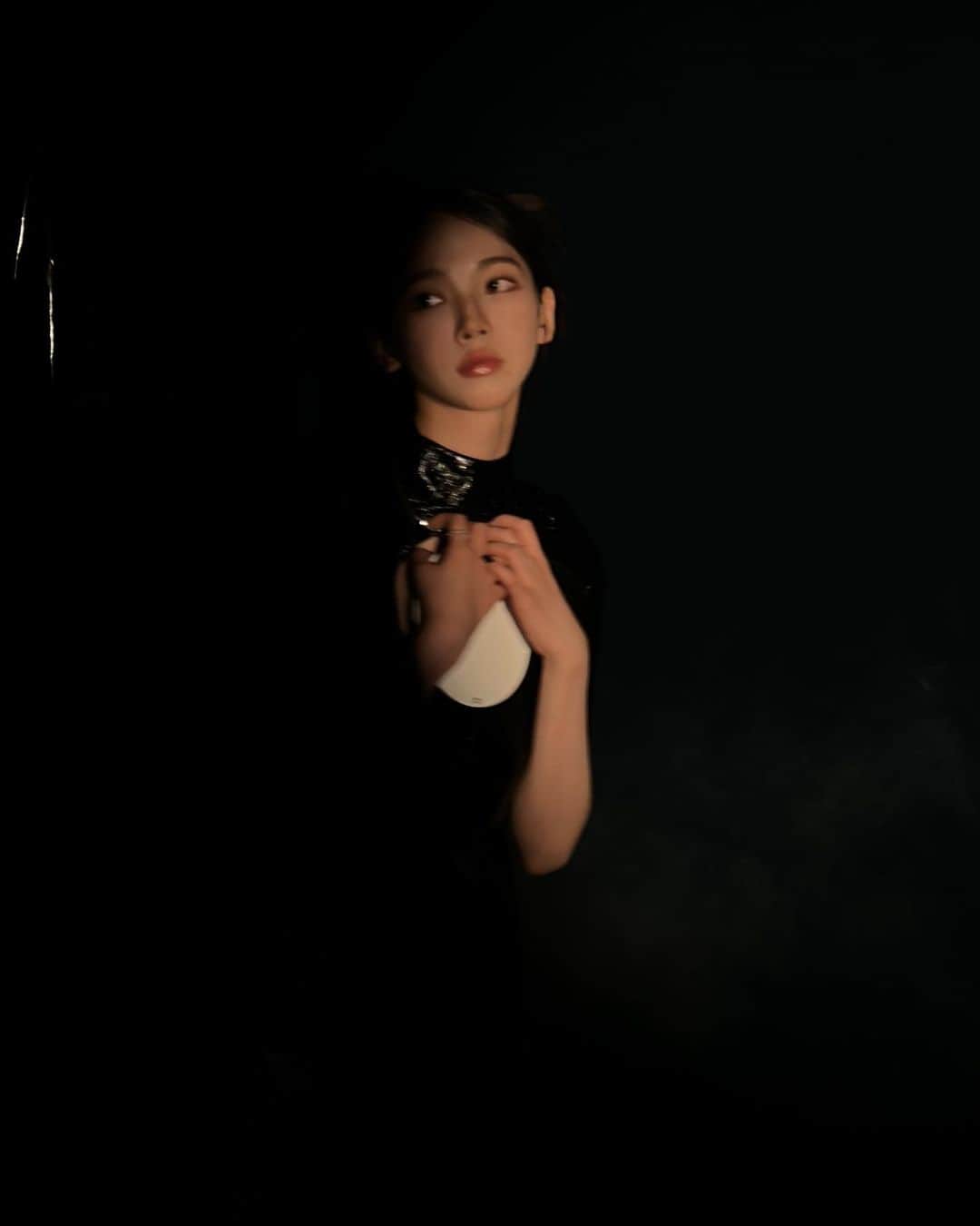 KARINAさんのインスタグラム写真 - (KARINAInstagram)「Behind 🐈‍⬛」9月28日 20時19分 - katarinabluu