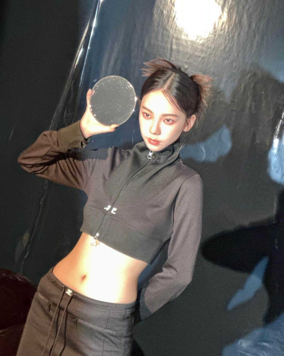 KARINAさんのインスタグラム写真 - (KARINAInstagram)「Behind 🐈‍⬛」9月28日 20時19分 - katarinabluu