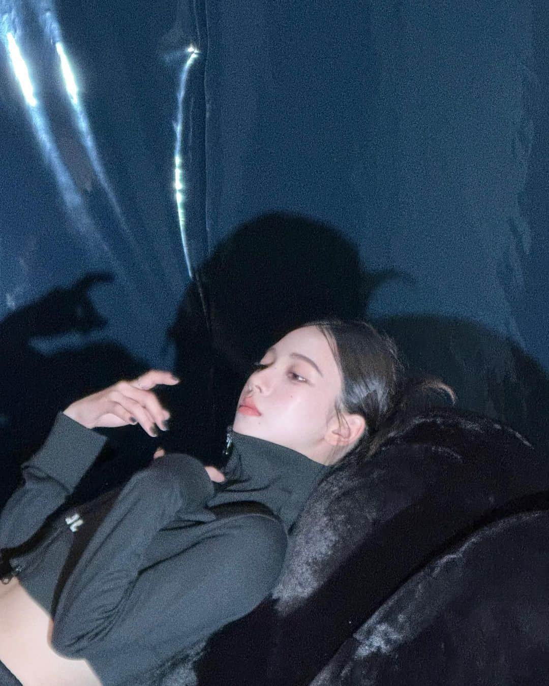KARINAさんのインスタグラム写真 - (KARINAInstagram)「Behind 🐈‍⬛」9月28日 20時19分 - katarinabluu