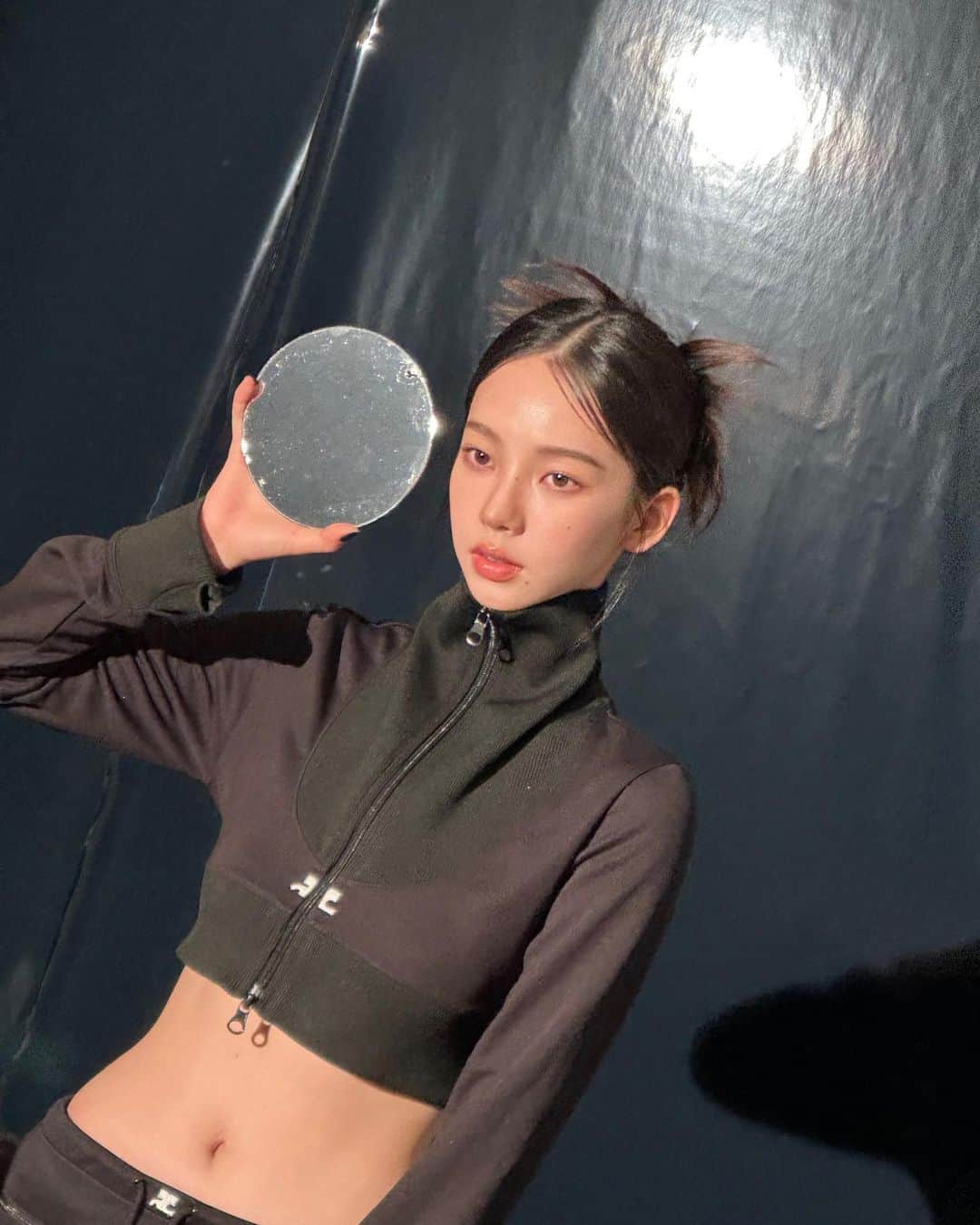 KARINAさんのインスタグラム写真 - (KARINAInstagram)「Behind 🐈‍⬛」9月28日 20時19分 - katarinabluu