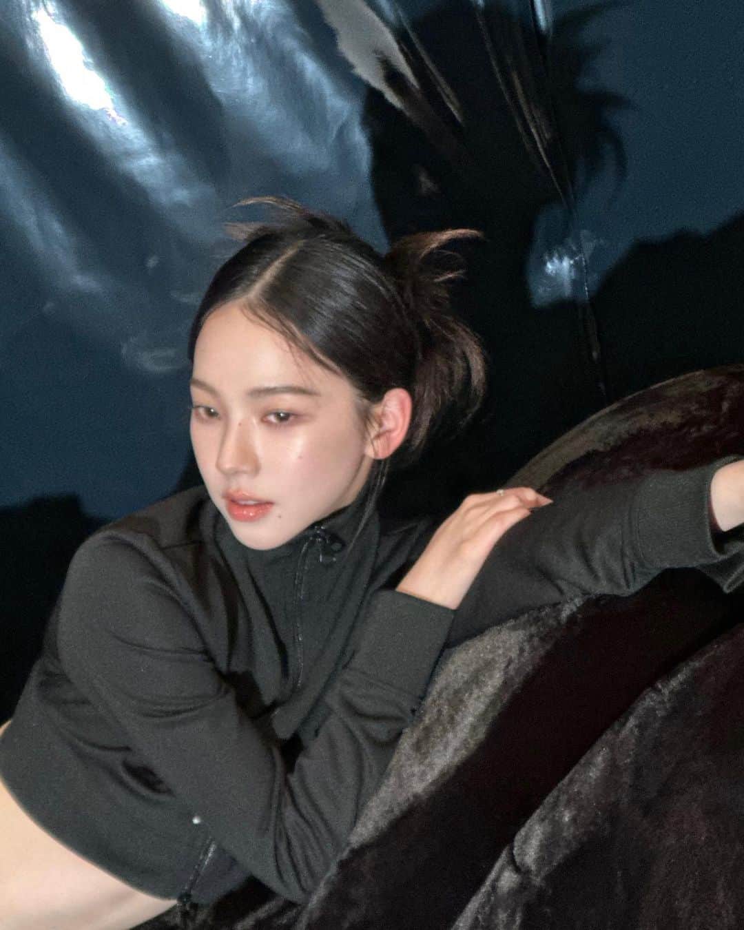 KARINAさんのインスタグラム写真 - (KARINAInstagram)「Behind 🐈‍⬛」9月28日 20時19分 - katarinabluu