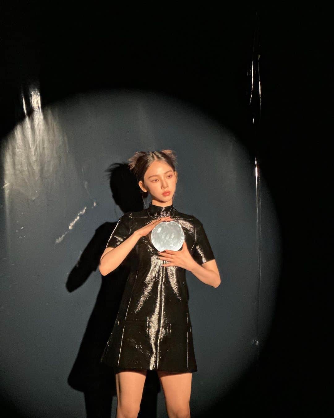 KARINAさんのインスタグラム写真 - (KARINAInstagram)「Behind 🐈‍⬛」9月28日 20時19分 - katarinabluu