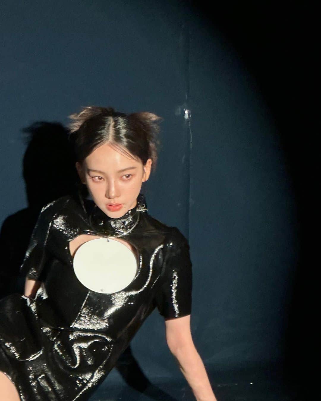 KARINAさんのインスタグラム写真 - (KARINAInstagram)「Behind 🐈‍⬛」9月28日 20時19分 - katarinabluu