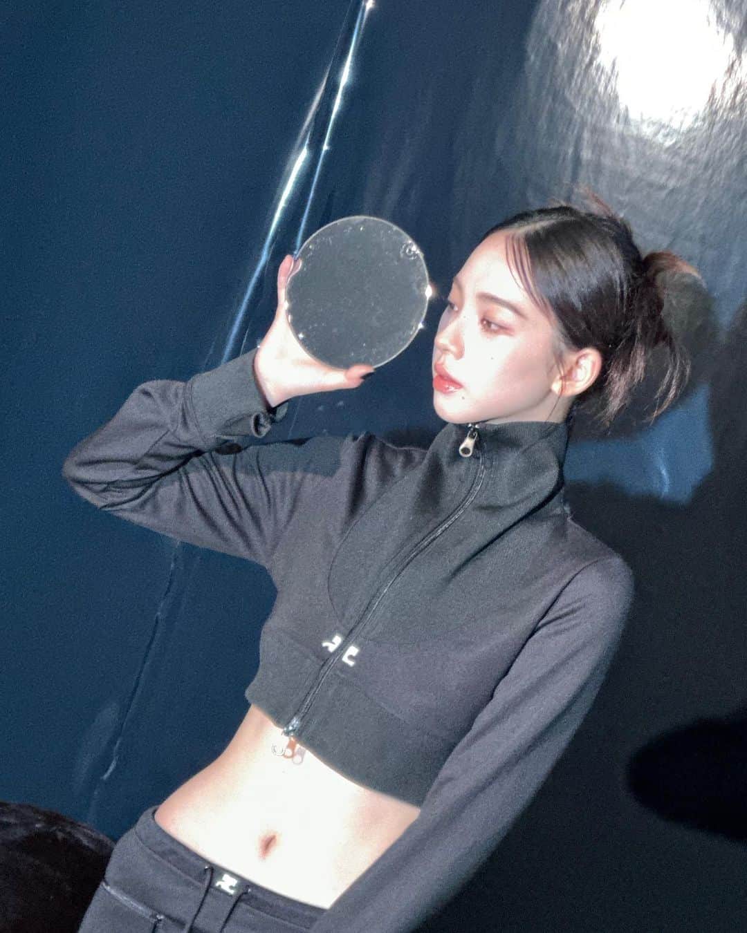 KARINAのインスタグラム：「Behind 🐈‍⬛」