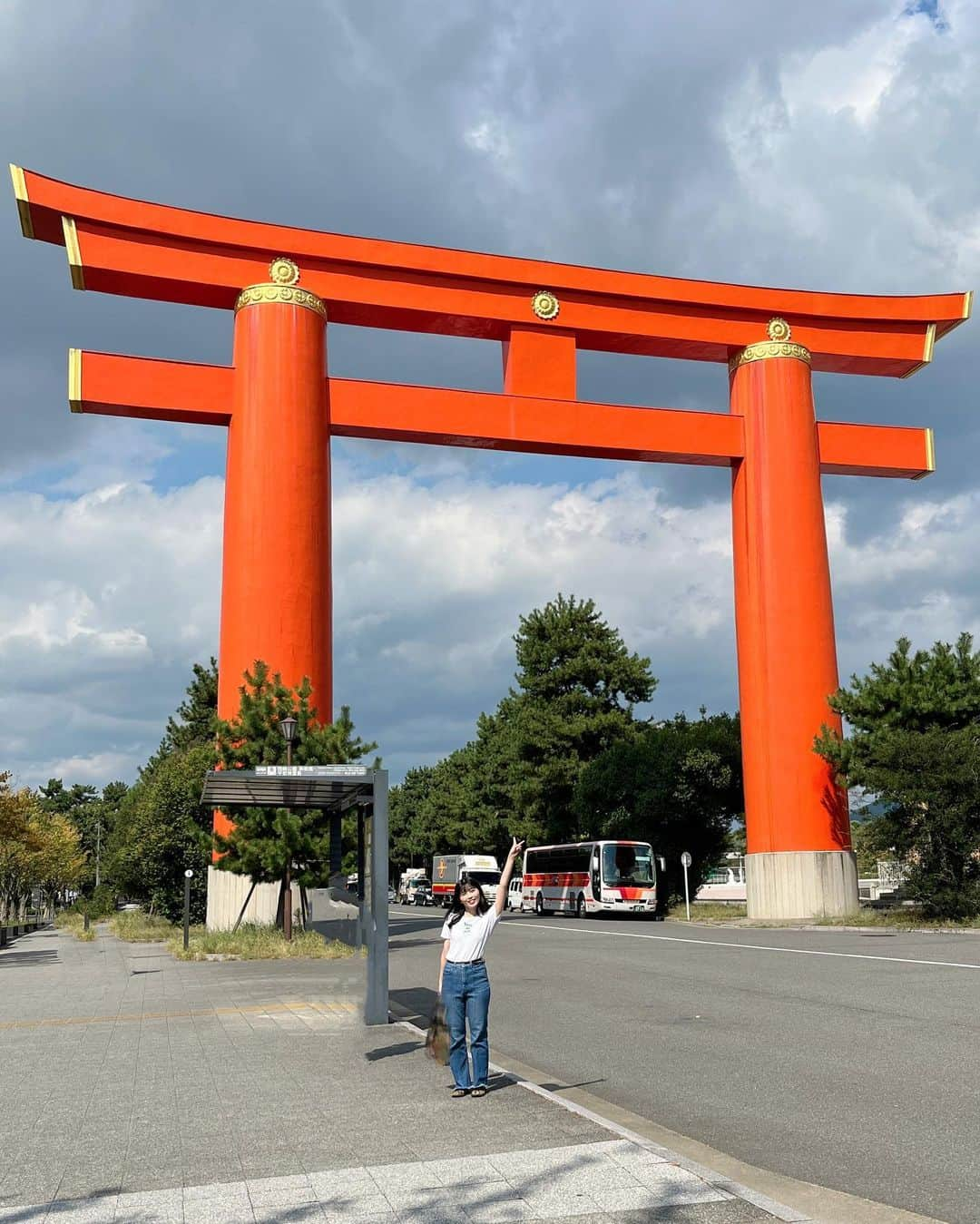 西田汐里さんのインスタグラム写真 - (西田汐里Instagram)「平安神宮 一足先に行ってきました😊  朱色の社殿が鮮やかで鳥居がとにかく大きかった！ ここでコンサートができるの楽しみで仕方がないです😌💭  9月30日 🌕平安神宮 月音夜〜京都名月コンサート2023〜🌕  お待ちしてます！  #beyooooonds #西田汐里  #京都 #平安神宮 #月音夜」9月28日 20時23分 - shiori_nishida.official