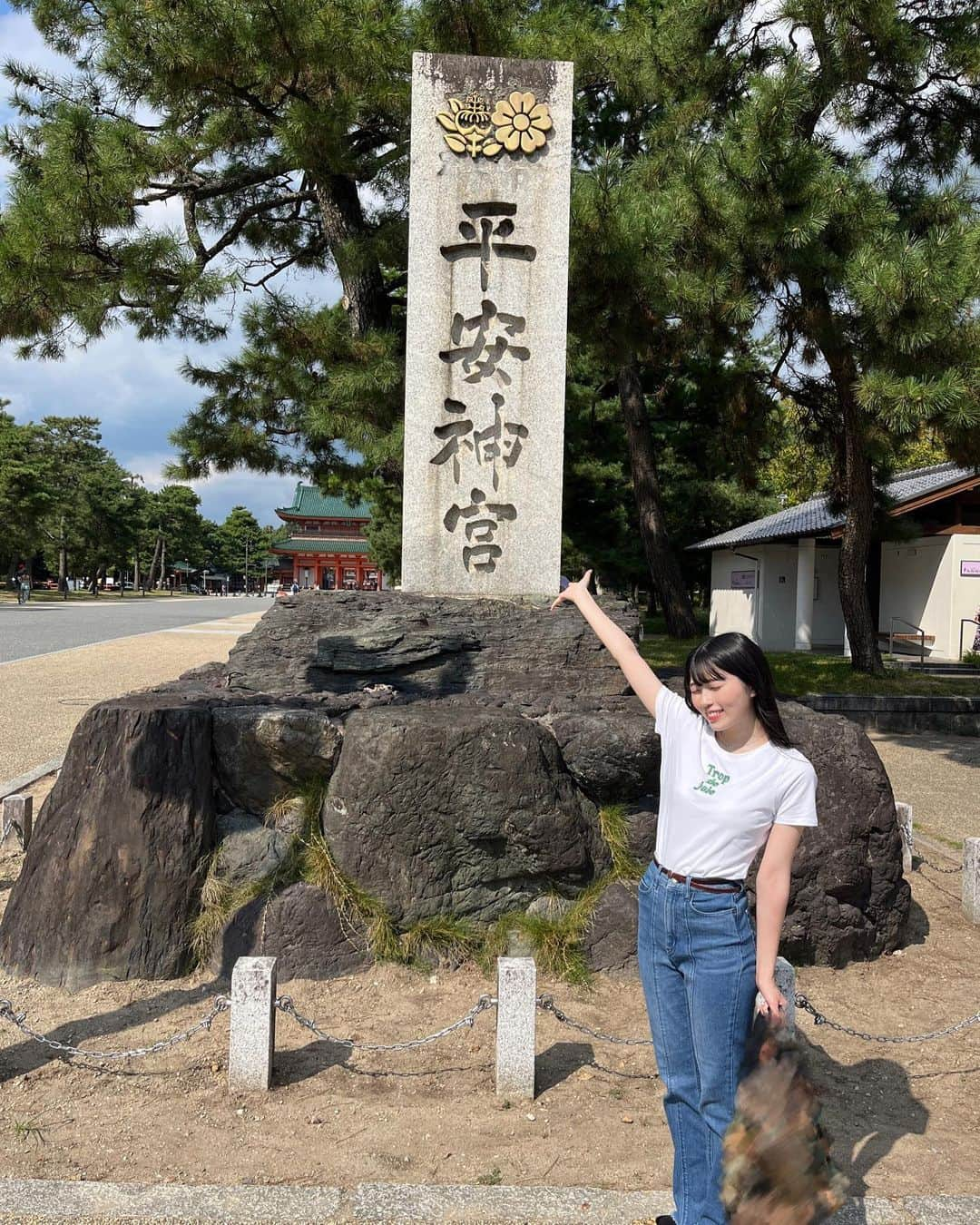 西田汐里さんのインスタグラム写真 - (西田汐里Instagram)「平安神宮 一足先に行ってきました😊  朱色の社殿が鮮やかで鳥居がとにかく大きかった！ ここでコンサートができるの楽しみで仕方がないです😌💭  9月30日 🌕平安神宮 月音夜〜京都名月コンサート2023〜🌕  お待ちしてます！  #beyooooonds #西田汐里  #京都 #平安神宮 #月音夜」9月28日 20時23分 - shiori_nishida.official