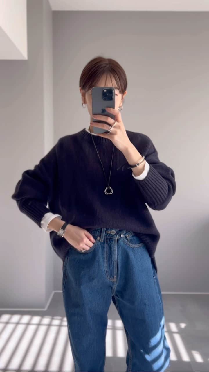 金子麻貴のインスタグラム：「ニットコーデ🤍🤍🤍  毎年こういうシンプルなプルオーバーのニットが大活躍！！ということで今年も沢山着ます💓 @re_gleam   長めの丈でゆったりリラックスシルエット💓 たぽっとした袖のボリュームも良い感じ。  ロンTを少しチラ見せして重ね着するのがオススメ。  去年のコーデまとめたからベリーショート懐かしい😎 また涼しくなったら今年のコーデもご紹介します。  #regleam#プルオーバーニット#ニット#ニットコーデ#シンプルコーデ#シンプルニット#冬コーデ#秋コーデ#ママコーデ#コーデまとめ#ショートヘア#ベリショ」