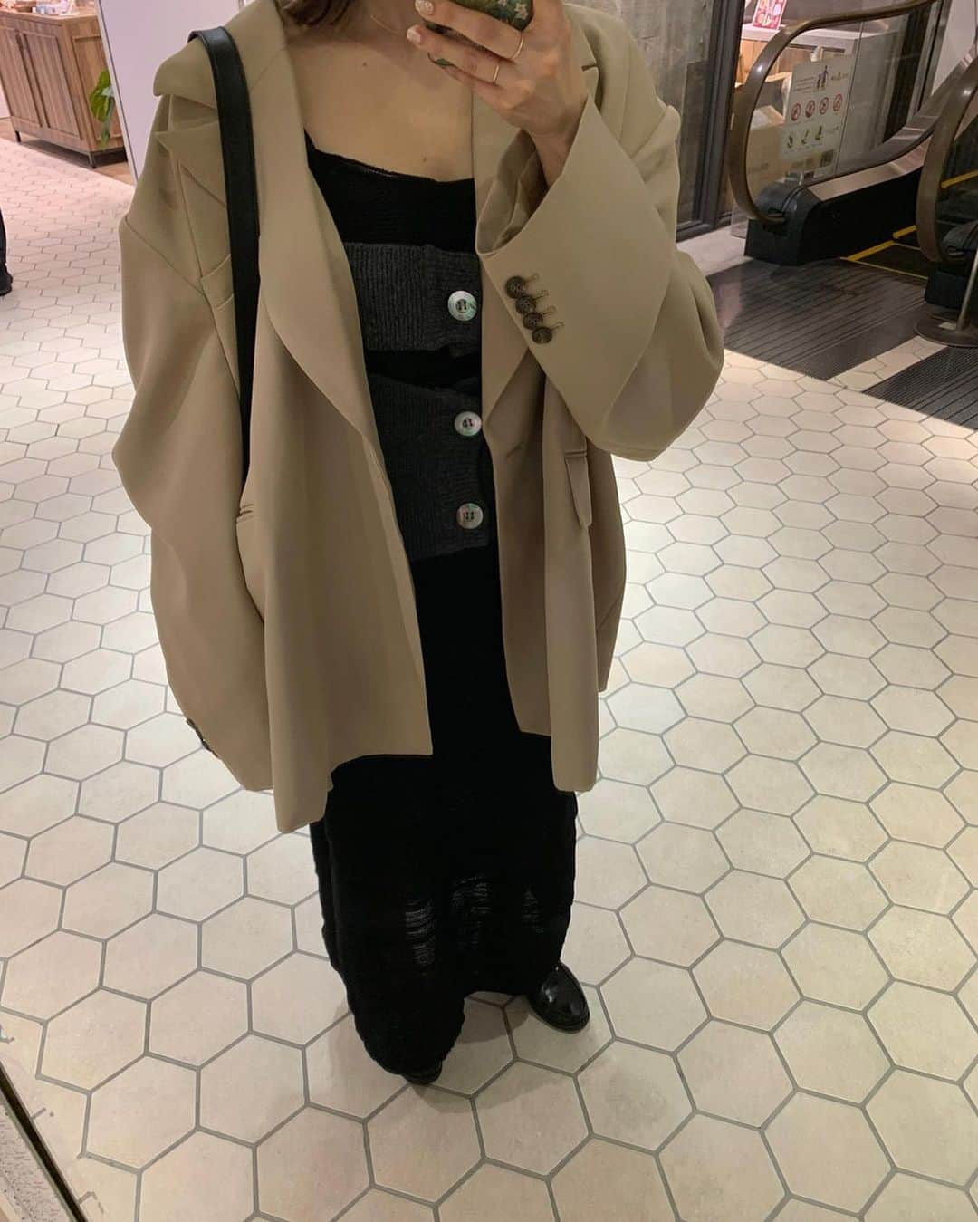 のインスタグラム：「コーデ更新🤎  . 今季のは　 @herin.cyeのジャケットと、 @kayle_official_のベスト 😮‍💨🤎　  どっちも全力でお気に入り♡！  さっきストーリーしたら コーデについてたくさん質問きたので早速🤎🍂　 (分かる、洋服めちゃくちゃ可愛いよね🥹)   . #秋コーデ　 #お気に入り」