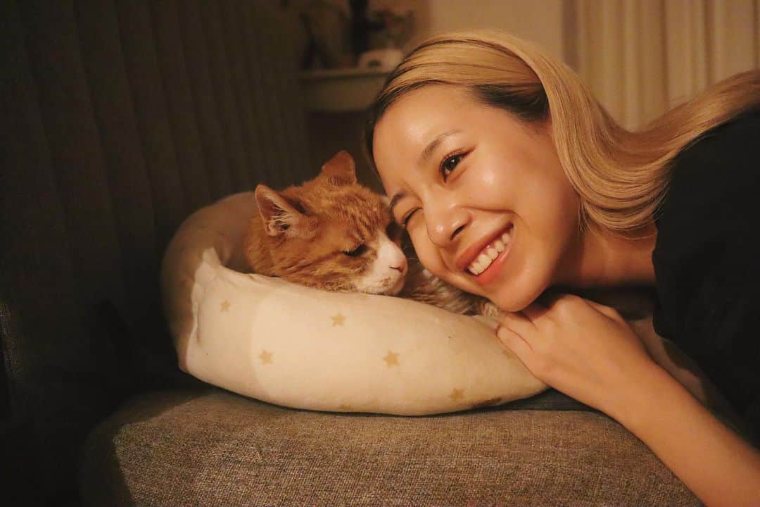 絹のインスタグラム：「🐱👴🏻👵🏻  幸せいっぱいな帰省でした！ また明日から頑張るぞ〜！」