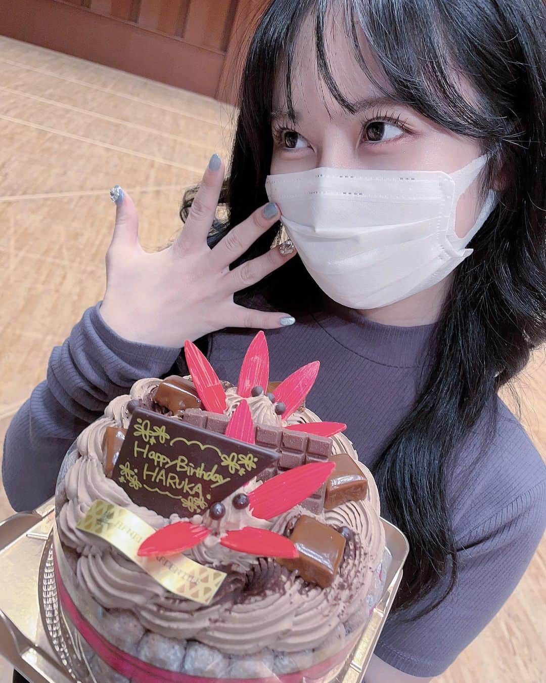 上野遥のインスタグラム：「お仕事でもお祝いしていただきました❤︎  卒業しても変わらず大きな愛をいただいております🥹✨ まさか自分だとは思わなくてびっくりしました…！！ 本当にありがたいなあ😭とってもとっても素敵な気持ちでいっぱいです🥹 私も変わらずお返しができるよう励みます！  2枚目は同期がお祝いしてくれた時の！ 真白、なおぽんプレゼントもありがとう🥹 同じ誕生日のあすきゃん🤍 これからも共に歳を重ねていこうね🤝🏻  3枚目は昔からお世話になっているスタッフさん達がお祝いしてくれた時の！✨  お誕生日のお祝いって何度あっても 新鮮な気持ちで全力で嬉しい！！  そんな思い出投稿です🫶🏻」