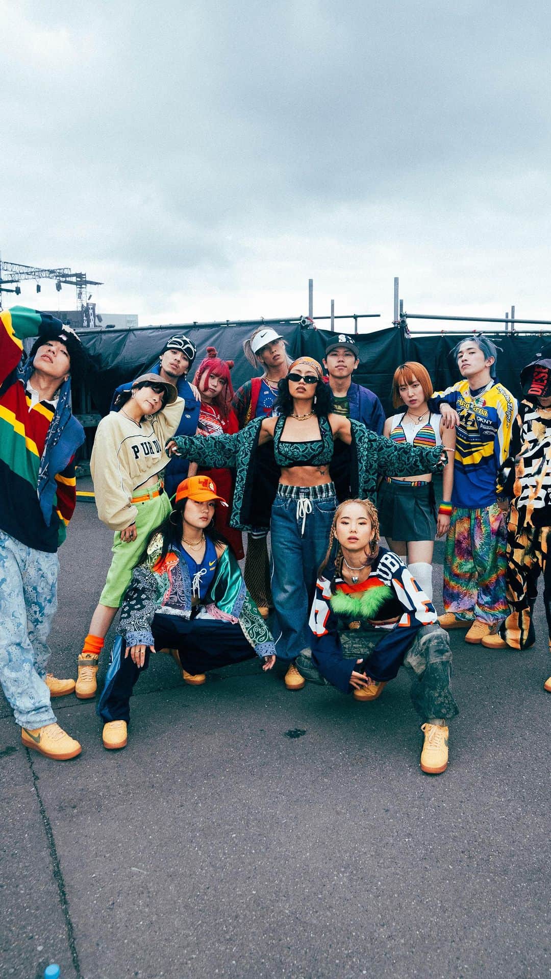 RIEHATAのインスタグラム：「30,000 people.... @thehope_fes   IT'S UR QUEEN RIEHATAAAAA🪐🌪️  WE GOING IN!!!!! MAKE IT HAPPEN!!!!!!  Family🏆 @officialrht 🎥 @te2ta0501 👨‍👩‍👧‍👦 (フルメンバー揃ったの4年ぶりらしい😭)  #THEHOPEFES 出演させていただきました。 青空からはじまり、夜景で終わるというなんとも 奇跡の時間でやらせていただき、 空が、お客さんが、、もう感無量の景色で、、、 地球が味方してくれました🌐 沢山愛と気合いを込めてステージに立ちました。 感謝で胸いっぱいです。😢 一生忘れません。 🤍 [ ABEMAで見逃し配信中😳📺 ］  #riehata #RHT」