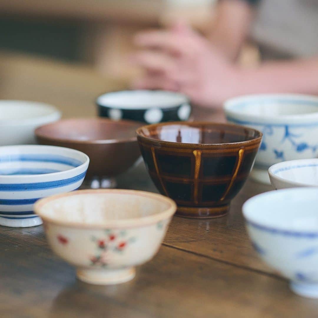 中川政七商店さんのインスタグラム写真 - (中川政七商店Instagram)「「受け継がれる、祈りの絵柄。」  好日茶碗は、 日々の幸せな食卓を願い生まれた、 絵付け茶碗シリーズです。  茶碗に描かれる絵柄は、 昔から人びとが安寧を祈り、 受け継がれてきたものばかり。  現代の職人たちの手仕事で丹念に仕上げ、 十二絵柄のご飯茶碗ができました。  毎日手にするご飯茶碗だからこそ、 使い続けて愛着が生まれるものを。  今日も、 いい日に なりますように。  12種類の絵柄から、今宵は4つご紹介します。 ペアでそろえても楽しい、4ラインアップです。  ▶青絵遊魚 ゆったりと水の中で泳ぐ生き物たちを描いた絵を藻魚図（そうぎょず）ともいい、自然を愛でる画題として陶磁器によく描かれてきました。柔らかい質感の土に、瑞々しい魚たちが遊んでいるようです。 蔵珍窯／美濃焼  ▶赤絵花蝶 赤絵と呼ばれる色鮮やかな絵付け様式は、中国から伝わり日本各地の陶磁器産地で用いられてきました。草花が描かれた初期赤絵を手本に、ボタンの花と蝶がゆったりと舞う様子を描いています。 蔵珍窯／美濃焼  ▶染錦稲穂雀 稲穂と雀は江戸時代の伊万里焼などに好んで描かれた絵付けです。米作りは毎年繰り返す大切な営み。身近だけれど得難い風景として、その営みが永く続くことを願い描かれたのでしょう。 渓山窯／有田焼  ▶染錦山水遊鳥 中国から伝来した山水図は、自然の景色が余白とともに描かれる画題。使う人にひと時の安らぎを与えてきました。ご飯茶碗そのものを余白として、青の景色と錦の鳥がゆったりと舞う様子を描いています。 渓山窯／有田焼  🦌お買い物はプロフィールリンクより @nakagawamasa7  🦌渋谷店では代引きを承っております(03-6712-6148)  ． 日本の工芸が教えてくれる 暮らしかた、生きかた。  Japan’s kogei. Teaching us how to live how to be. ．   #nakagawamasashichi #工芸 #暮らしの道具 #シンプルな暮らし #暮らしを楽しむ  #茶碗 #お茶碗 #ricebowl  #うつわ #うつわのある暮らし #器 #器好き #有田焼 #美濃焼」9月28日 20時26分 - nakagawamasa7