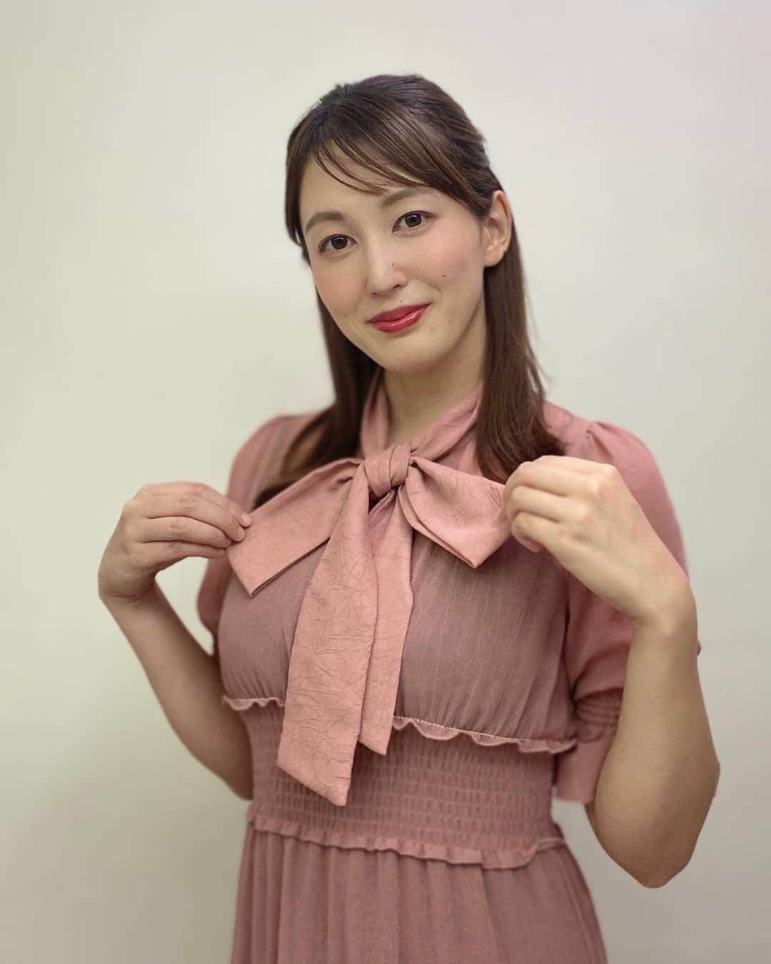 西﨑梨乃さんのインスタグラム写真 - (西﨑梨乃Instagram)「. きょうはRNC news every. お天気コーナー担当でした☀️ . あすも高気圧に覆われて晴れのお天気！ 夜は中秋の名月見られそうです🎑 夜中でも25度くらいありそうなので 外でお月見される方は 過ごしやすい体感になりそうですね☺️🍡✨ . 夜はゆっくりお月見しようかな🌕✨ . 衣装は ピンク系のワンピース👗 大きいリボンが可愛いですね🎀 . . @rino_nishizaki . . #西日本放送 #RNC #岡山 #香川 #アナウンサー #アナウンサー衣装」9月28日 20時26分 - rino_nishizaki