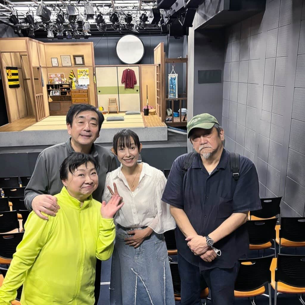 春木みさよさんのインスタグラム写真 - (春木みさよInstagram)「今日、新宿シアタートップスで 菅原大吉さんと竹内都子さんの 2人芝居『満月』を観に行ってきました〜✨  めちゃくちゃ面白かったー！  涙出るほど笑いました！😆  再々演だったので、以前も観ていた はずなのですが…  初めて見るみたいに新鮮で 本当に面白かったー✨  舞台っていいですね〜  菅原大吉さんと竹内都子さん 作・演出の水谷龍二さんと一緒に 写真を撮ってもらいました☺️  10月2日まで 新宿シアタートップスで上演中ですよ〜  #満月 #舞台 #新宿シアタートップス #菅原大吉　さん #竹内都子　さん #水谷龍二　さん」9月28日 20時27分 - harukimisayo