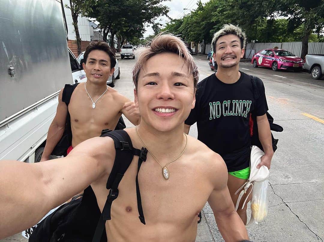 武尊さんのインスタグラム写真 - (武尊Instagram)「練習の帰り道 練習内容とか格闘技の向き合い方でまっつんと喧嘩。 そしたら龍矢が「どっちの気持ちも分かる」 って言って仲裁してくれた。笑 争い事が嫌いな平和主義の三男のおかげで仲直り🙏🏼笑  同い年で一緒にキツいこと乗り越えて 熱くぶつかれる仲間がいるのは幸せです。 疲労困憊だけど合宿残りも頑張ろう！ @shintaro.matsukura @tatsuya.oiwa」9月28日 20時27分 - k1takeru