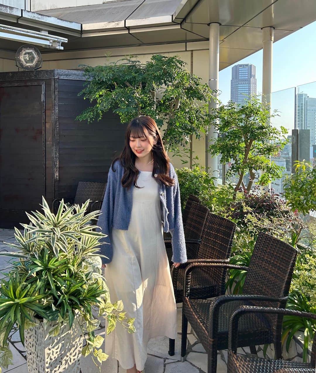のインスタグラム：「．  今日も肌寒いかと思ったら 全然暑くてびっくりした天気見てなかった🔆  この写真緑に囲まれてるー！幸せ！🍃💚」