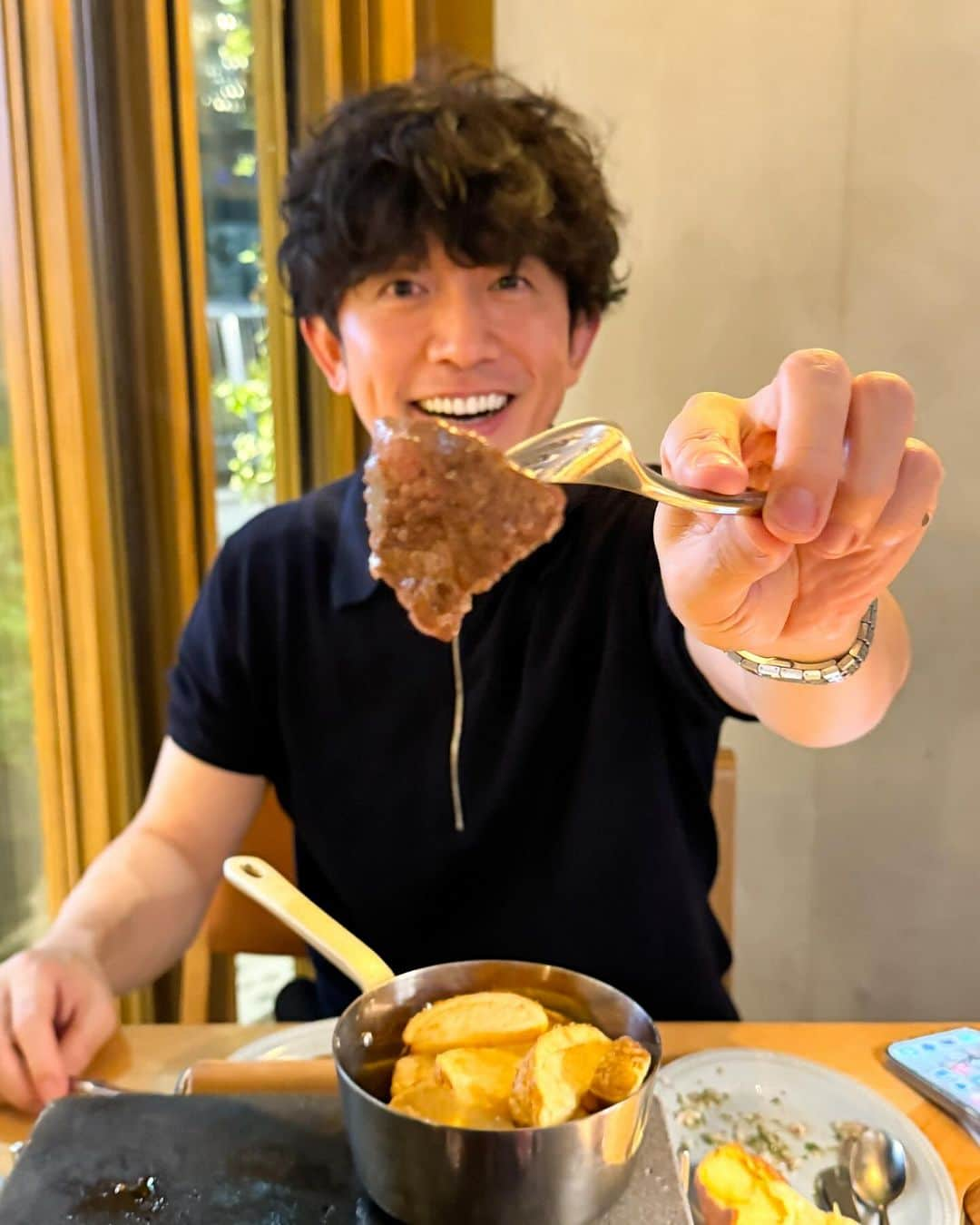 櫻井貴史さんのインスタグラム写真 - (櫻井貴史Instagram)「ocean good table渋谷 @oceangoodtable_shibuya へお久しぶりのT聖と行きました  渋谷でこんなにゆったり出来るお店はかなり貴重  クラシックなビストロ料理から本格ステーキまで最初から最後まで本当に素晴らしく、中でも感動はマッシュルームと貝刺のアンチョビマリネは最高でした  目の前で仕上げる馬肉のタルタルもまた絶品でございました  テラスもあるのでこれからの季節最高かと  ここは使える！  ありがとうございました  #オーシャングッドテーブル渋谷 #shibuya_ogt #steakfrites #PR」9月28日 11時28分 - sakurai_takashi