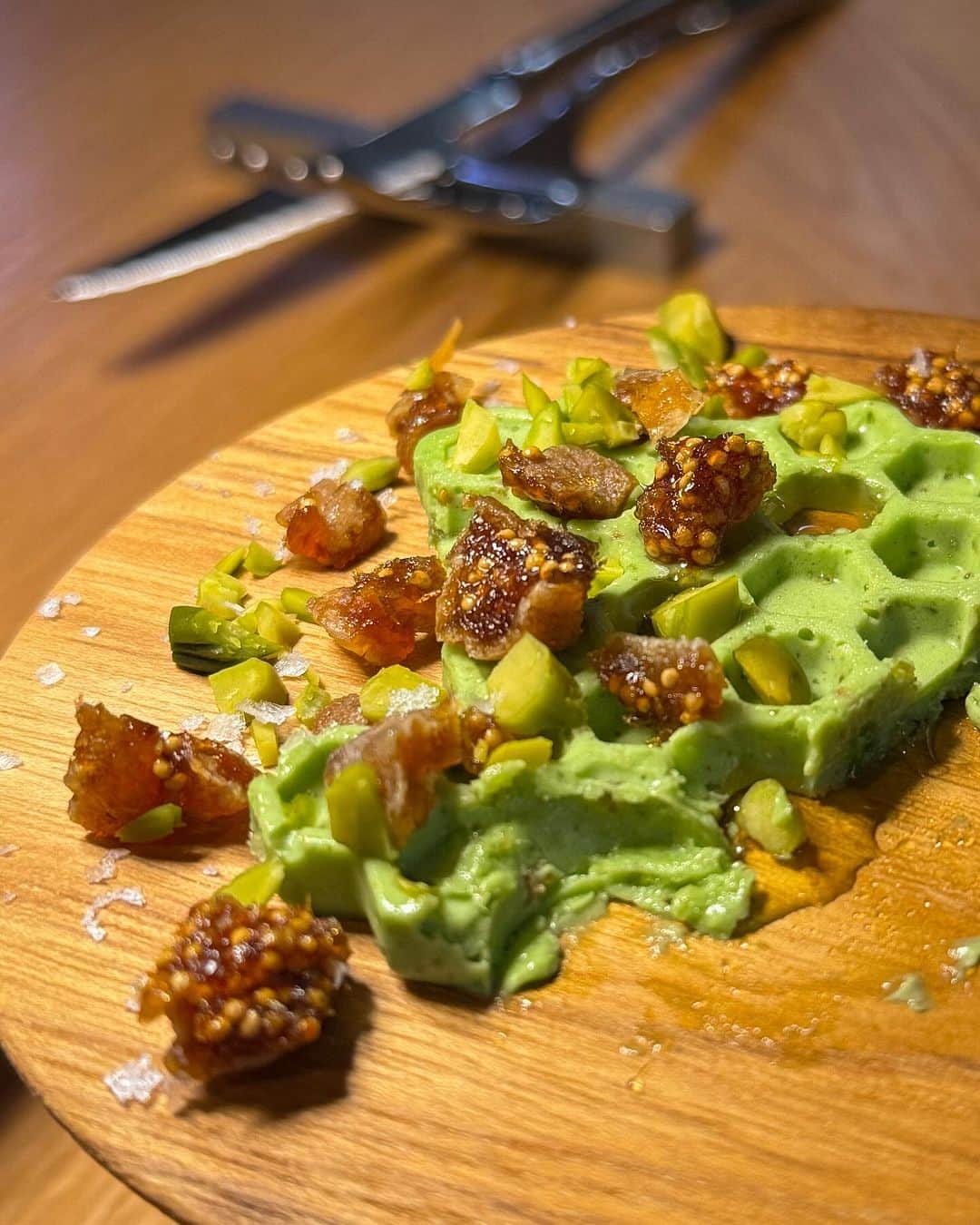 櫻井貴史さんのインスタグラム写真 - (櫻井貴史Instagram)「ocean good table渋谷 @oceangoodtable_shibuya へお久しぶりのT聖と行きました  渋谷でこんなにゆったり出来るお店はかなり貴重  クラシックなビストロ料理から本格ステーキまで最初から最後まで本当に素晴らしく、中でも感動はマッシュルームと貝刺のアンチョビマリネは最高でした  目の前で仕上げる馬肉のタルタルもまた絶品でございました  テラスもあるのでこれからの季節最高かと  ここは使える！  ありがとうございました  #オーシャングッドテーブル渋谷 #shibuya_ogt #steakfrites #PR」9月28日 11時28分 - sakurai_takashi