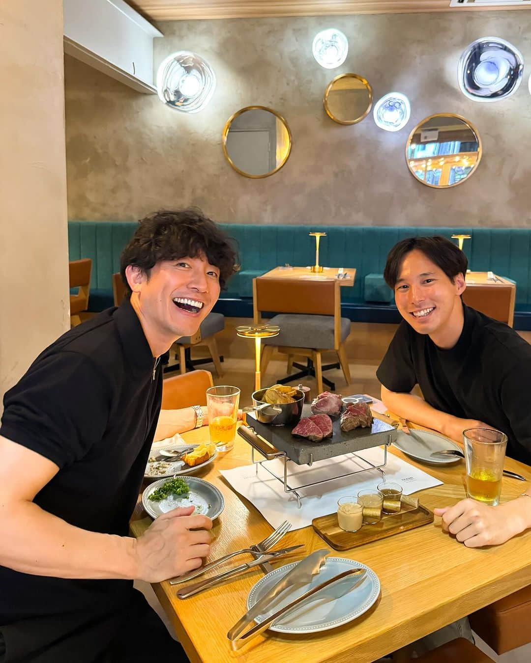 櫻井貴史のインスタグラム：「ocean good table渋谷 @oceangoodtable_shibuya へお久しぶりのT聖と行きました  渋谷でこんなにゆったり出来るお店はかなり貴重  クラシックなビストロ料理から本格ステーキまで最初から最後まで本当に素晴らしく、中でも感動はマッシュルームと貝刺のアンチョビマリネは最高でした  目の前で仕上げる馬肉のタルタルもまた絶品でございました  テラスもあるのでこれからの季節最高かと  ここは使える！  ありがとうございました  #オーシャングッドテーブル渋谷 #shibuya_ogt #steakfrites #PR」