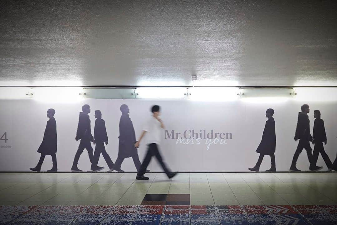 森本千絵さんのインスタグラム写真 - (森本千絵Instagram)「Mr.Children「miss you」の広告がある風景を 藤井保さん、アシスタントの青谷さんが撮影してくださいました。  この日常の中に 寄り添って歩き続け そして歌い続ける姿が 焼きついています。  #mrchildren #missyou」9月28日 11時30分 - chiemorimoto_goen