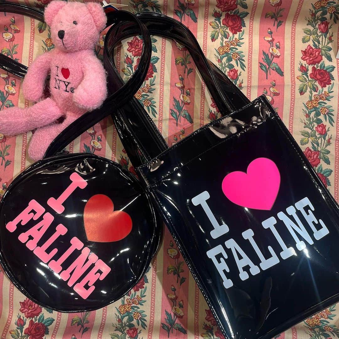 falinetokyoのインスタグラム：「NEW I♥️FALINE BAG🖤💗  リクエストの多かった黒のFALINE BAGが復活 大人も持てる黒と便利なショルダー2種類✌️」