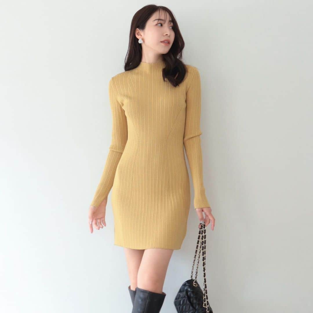 デュラスアンビエントのインスタグラム：「#ボトルネックリブニットミニワンピース <White, Light gray, Yellow, Greige, Black>  シンプルで攻めすぎない、大人のミニワンピース。  サラッとしたリブニットが程よくボディラインに沿い、女性らしいシルエットに色香が滲みます。  ウエストにかけてくびれるような、巧妙なパターン使いが、さり気ないスタイルアップの秘訣。  アウターや足元など、合わせるものを選ばずシーンレスにお楽しみにいただけます。  ＿＿＿＿＿＿＿＿＿＿＿ ✔︎ @ambient_styling #AMBIENT #ambient_official #ambientstyle #アンビエント #23aw #ワンピース #ニットワンピース #秋コーデ」