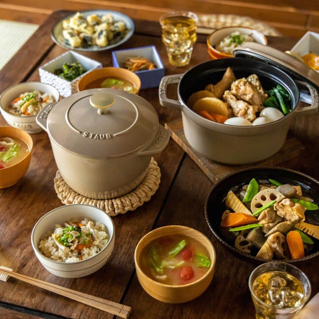 staub ストウブのインスタグラム：「【10/5(木）「リネン」カラーに新アイテム登場】  ミルクティーのような優しいベージュ・カラーで、和のテーブルにもマッチすると人気の「リネン」カラーに新アイテムが 10/5(木)より発売となります。コトコト煮込みにぴったりな 「グランドココット」や 新米の美味しさを最大限に楽しむのに最適な 「ラ・ココット de GOHAN Lサイズ」など 秋冬のお料理をもっと楽しめるアイテムが揃いました。  ・追加アイテムラインナップ  ピコ・ココット ラウンド 14cmグランドココット ラウンド 20cm  ラ・ココット de GOHAN L  ベビーウォック 16cm   ・取り扱い店舗  Amazon、三越伊勢丹オンラインストア、伊勢丹新宿など大手百貨店  #STAUB #ストウブ」
