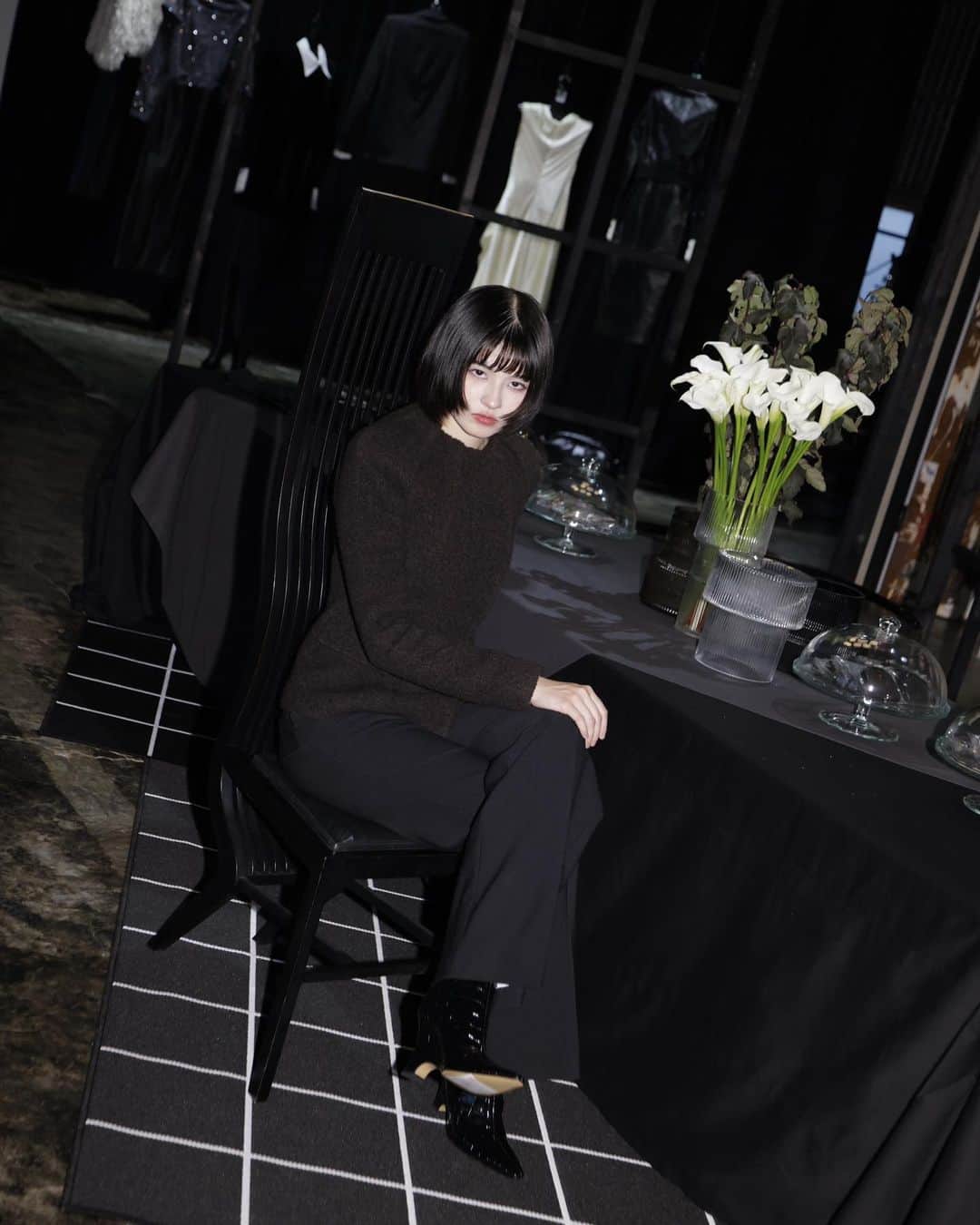 アリアナさくらさんのインスタグラム写真 - (アリアナさくらInstagram)「今季のH&M Studio AW23コレクションは「Thrill Me(スリル・ミー)」をテーマに、ゾクゾクするようなホラー映画のヒロイン達の雰囲気を感じられます👻🩷  黒の洗練された力強さと繊細なシルエットが控えめでエレガントなコレクションでめちゃくちゃ私の好きな感じで最高でした。  今回も素材にはクロムフリーレザーや、リサイクルメタルなどサステナブルな素材がたくさん♻️  9月28日(木)からH&M新宿店とオンラインにて発売されるみたいです。最高にかっこよくて可愛いので是非見てください。    #hmstudio #エイチアンドエム #pr   @hm」9月28日 11時41分 - _ariannasakura_