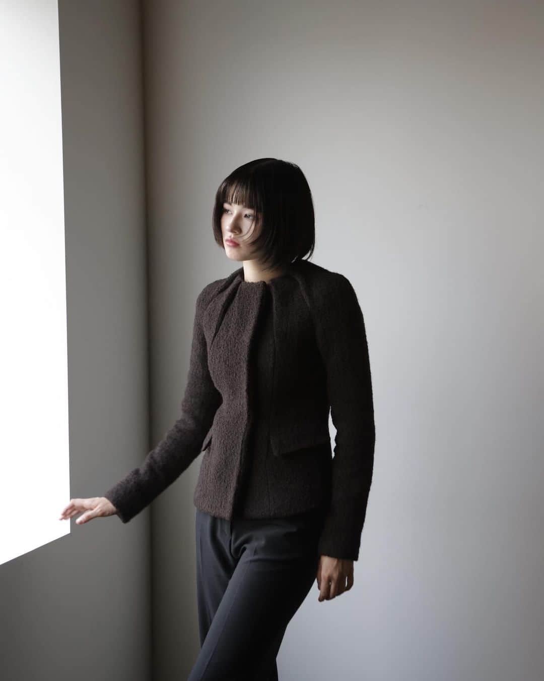 アリアナさくらさんのインスタグラム写真 - (アリアナさくらInstagram)「今季のH&M Studio AW23コレクションは「Thrill Me(スリル・ミー)」をテーマに、ゾクゾクするようなホラー映画のヒロイン達の雰囲気を感じられます👻🩷  黒の洗練された力強さと繊細なシルエットが控えめでエレガントなコレクションでめちゃくちゃ私の好きな感じで最高でした。  今回も素材にはクロムフリーレザーや、リサイクルメタルなどサステナブルな素材がたくさん♻️  9月28日(木)からH&M新宿店とオンラインにて発売されるみたいです。最高にかっこよくて可愛いので是非見てください。    #hmstudio #エイチアンドエム #pr   @hm」9月28日 11時41分 - _ariannasakura_