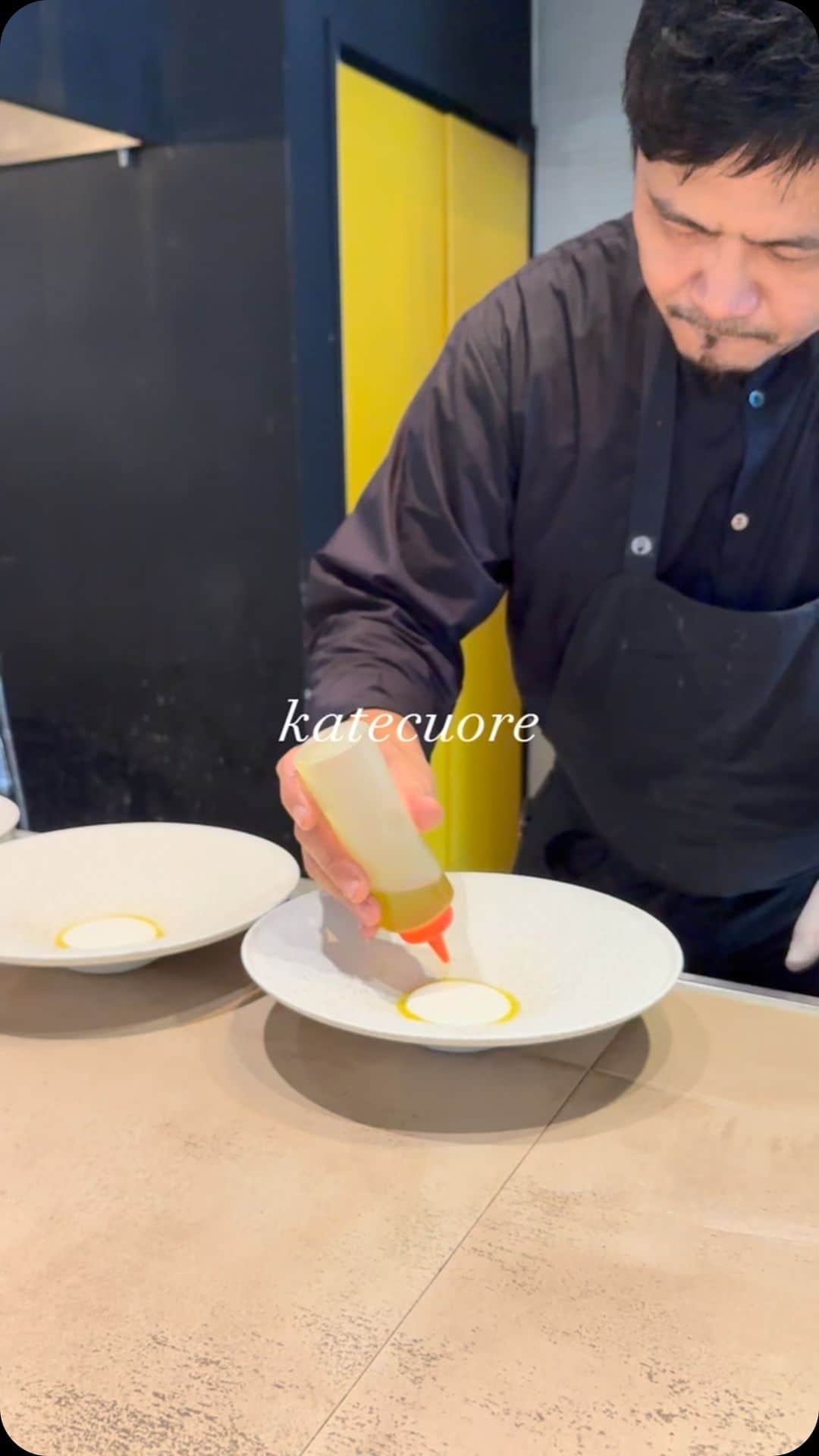 のインスタグラム：「佐賀・伊万里にあるイタリアンのお店『katecuore(カテクオーレ)』。シェフがお店で使用する牛を自ら育てるという今まで見たことないスタイルのレストラン。  店内はカウンターとテーブル席になっているが、現在は基本的にカウンター席のみ。席の目の前ではシェフが調理しており、コースの主役であるステーキを筆頭に調理している様子を見ることができる。  シェフ自らが牛から育て、料理までするというのはなかなか簡単なことではないが、それをやってのけるシェフのモチベーションと力量には驚きを隠せない。  メインのステーキは、経産牛を使用しており、入店時からじっくり火入れを行い、焼いたり休ませたりする。  出来上がったステーキは、歯応えがしっかりとあり、肉の旨味をちゃんと感じることができる非常に美味しいステーキ。今回は9歳と13歳の牛の食べ比べをさせて頂いたが、同じ肉だが年数が違うとここまで味も食感も変わるのはすごい。  ​⁠ #katecuore  #佐賀グルメ  #イタリアン」