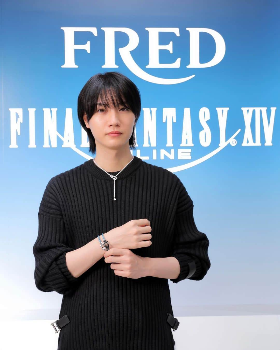 桜田通さんのインスタグラム写真 - (桜田通Instagram)「FRED  フランスのモダンジュエリーブランド 『FRED』と僕も大好きなゲームのシリーズ『ファイナルファンタジーXIV』がコラボレーションします💎  ジュエリーとゲームという異なる世界ながらも、共通点でつながっていた両者が作り上げたフォース10ブレスレットなどコラボを記念して伊勢丹新宿本館1階 ザ・ステージにてポップアップも開催されます！  FFシリーズは幼少期からプレイしていましたが、久々に最新作もやってみたくなりました😌 ポップアップ内もFFシリーズのBGMが流れていて、ジュエリーを身に付ける感覚が思わず『装備』をしているような気になってしまいました⚔️  『FRED Popup with FINAL FANTASY XIV ~伊勢丹新宿店~』は、9月27日(水)～10月3日(火)まで開催中です！  ダンジョンに潜らずに伊勢丹のポップアップで入手ができるこのフォース10ブレスレットを身に付けて、皆さんも冒険を始めましょう！  @fredjewelry #FREDxFF14 #FREDIsetanTheStage #FREDJewelry #FREDParis #PR   服 @versace」9月28日 11時51分 - dorisakurada