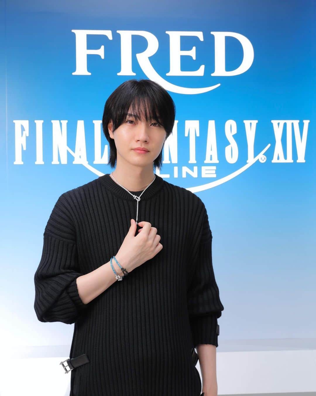 桜田通さんのインスタグラム写真 - (桜田通Instagram)「FRED  フランスのモダンジュエリーブランド 『FRED』と僕も大好きなゲームのシリーズ『ファイナルファンタジーXIV』がコラボレーションします💎  ジュエリーとゲームという異なる世界ながらも、共通点でつながっていた両者が作り上げたフォース10ブレスレットなどコラボを記念して伊勢丹新宿本館1階 ザ・ステージにてポップアップも開催されます！  FFシリーズは幼少期からプレイしていましたが、久々に最新作もやってみたくなりました😌 ポップアップ内もFFシリーズのBGMが流れていて、ジュエリーを身に付ける感覚が思わず『装備』をしているような気になってしまいました⚔️  『FRED Popup with FINAL FANTASY XIV ~伊勢丹新宿店~』は、9月27日(水)～10月3日(火)まで開催中です！  ダンジョンに潜らずに伊勢丹のポップアップで入手ができるこのフォース10ブレスレットを身に付けて、皆さんも冒険を始めましょう！  @fredjewelry #FREDxFF14 #FREDIsetanTheStage #FREDJewelry #FREDParis #PR   服 @versace」9月28日 11時51分 - dorisakurada