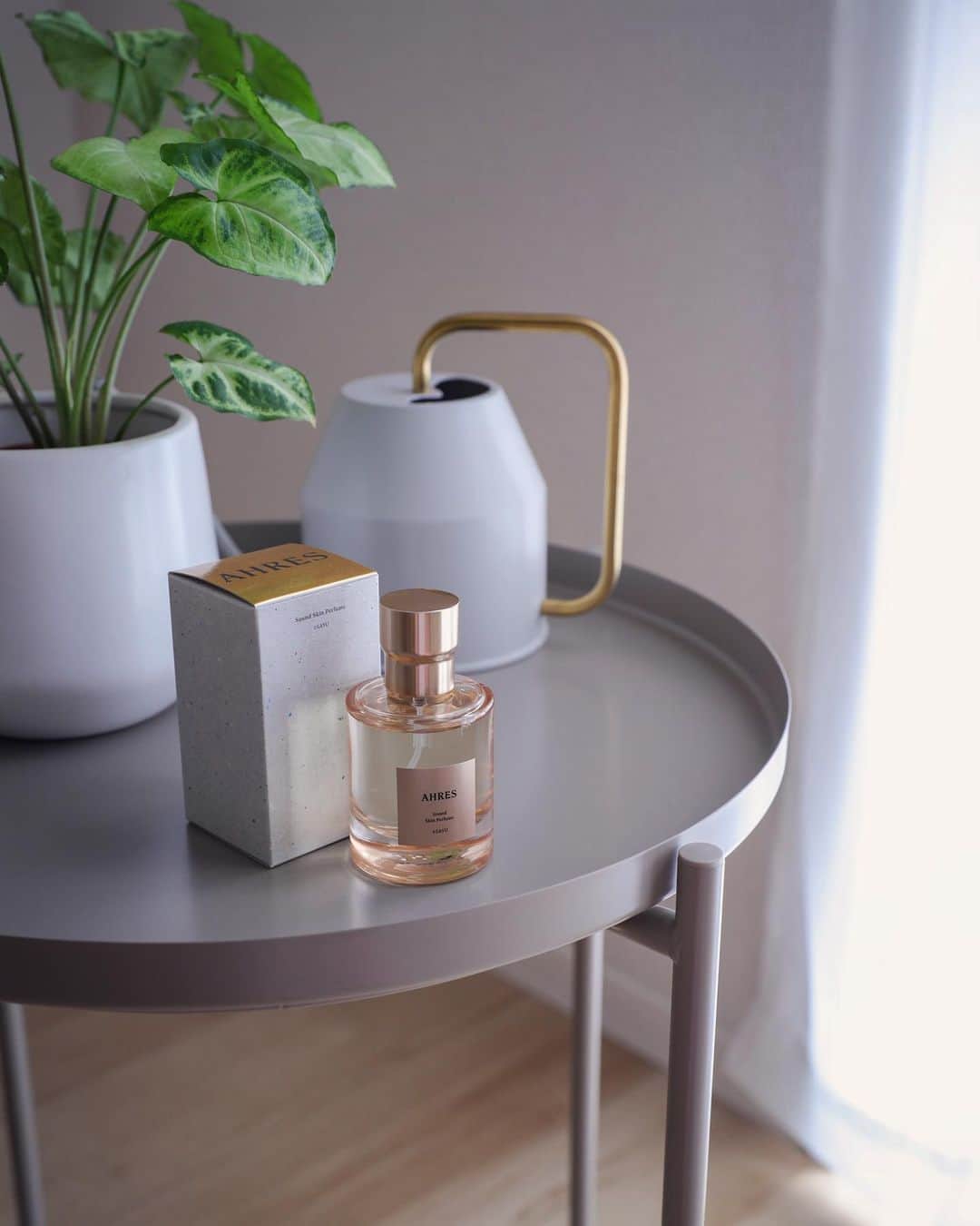 のインスタグラム：「Sound Skin Perfume SAYU  “白湯"からインスピレーションを受けた、透明感のある瑞々しい香り。  @ahres_official のプロダクトは種類がたくさん。 クレンジングと日焼け止めも気になってる🫶  〔Concept〕 朝露の柔らかな光に包まれ、沸き上がる心温。 夜がうっすら明け、白く透き通った朝が広がる。 心の底から沸き上がる、みずみずしい芳醇。 清らかさと強さが共鳴する。  #SAYU #サユ #AHRES #アーレス #フレグランス #Perfume #香水」