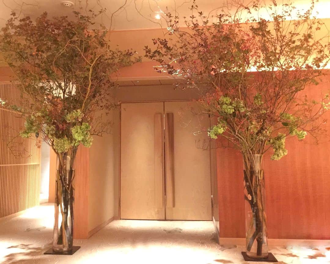 AOYAMA_HANAMOさんのインスタグラム写真 - (AOYAMA_HANAMOInstagram)「装花のご紹介（秋の装花-2） ・ 宴会のテーブル上にセットした大きな花瓶活け。少し色づいたドウダンツツジとヒペリカムの葉に、ウメモドキ・ムベ・ドラゴン柳などの秋らしい花材を加えました。和風の素敵な会場に、大胆に活けられた枝物がよく映えます。 ・ こちらのパーティーは「海外からのゲストに日本の秋を体験させたい」というオーダーでした。 数種類の枝物や実ものを使い、季節感あふれる装花に仕上げています。華やかさの中にも、和の趣が感じられます。 - - - #aoyamahanamo #青山花茂 #表参道の花屋 #お花のある生活 #花が好きな人と繋がりたい #花を飾ろう #花のある暮らし #花のあるくらし #花のある日常 #ドウダンツツジ #ヒペリカム #ウメモドキ #ムベ #ドラゴン柳 #枝物 #装花 #活け込み #青山花茂活け込み #会場装花 #イベント装花 #パーティー装花 #季節の装花 #秋の装花 #インテリアフラワー」9月28日 12時00分 - aoyama_hanamo